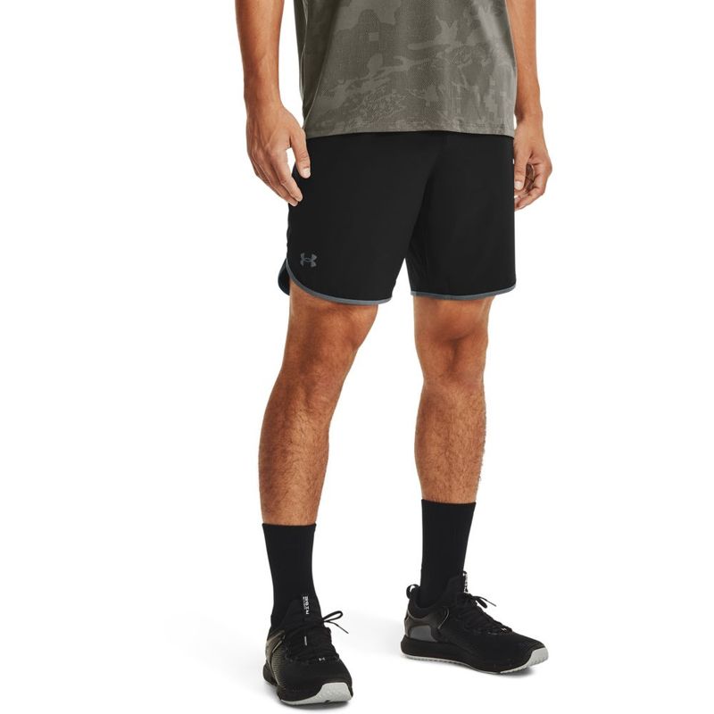 Pantaloneta-under-armour-para-hombre-Ua-Hiit-Woven-Shorts-para-entrenamiento-color-negro.-Frente-Sobre-Modelo