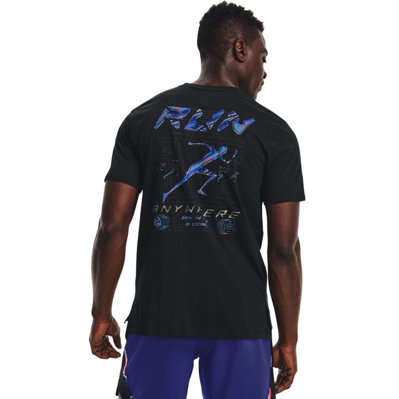 Camiseta-Manga-Corta-under-armour-para-hombre-Ua-Run-Anywhere-Tee-V2-para-correr-color-negro.-Frente-Sobre-Modelo