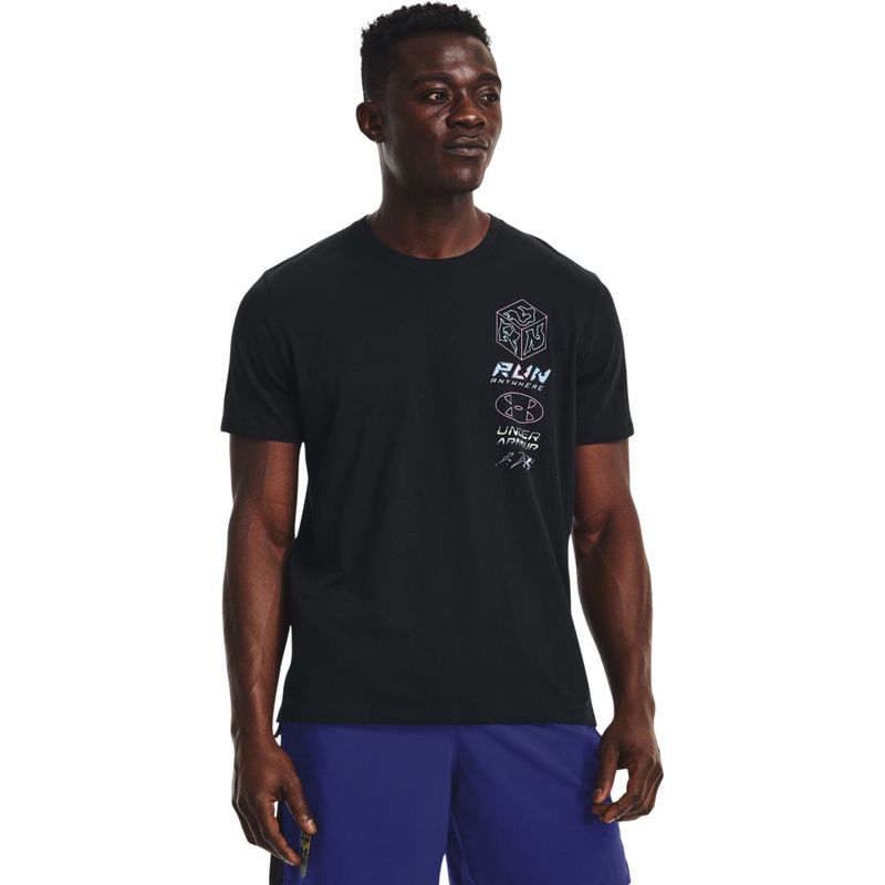 Camiseta-Manga-Corta-under-armour-para-hombre-Ua-Run-Anywhere-Tee-V2-para-correr-color-negro.-Reverso-Sobre-Modelo