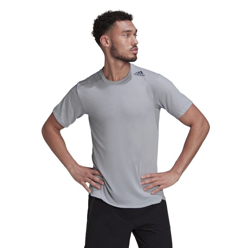 Camiseta-Manga-Corta-adidas-para-hombre-M-D4T-Tee-para-entrenamiento-color-gris.-Frente-Sobre-Modelo