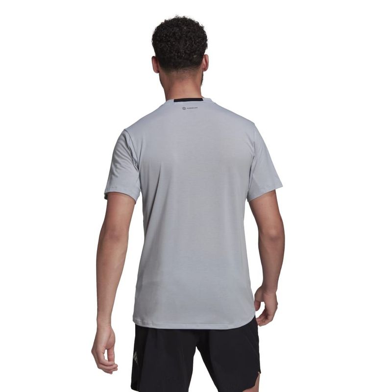Camiseta-Manga-Corta-adidas-para-hombre-M-D4T-Tee-para-entrenamiento-color-gris.-Reverso-Sobre-Modelo
