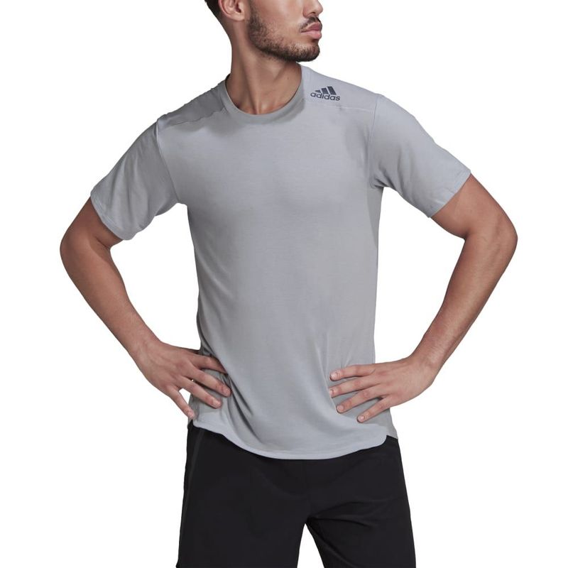 Camiseta-Manga-Corta-adidas-para-hombre-M-D4T-Tee-para-entrenamiento-color-gris.-Zoom-Frontal-Sobre-Modelo