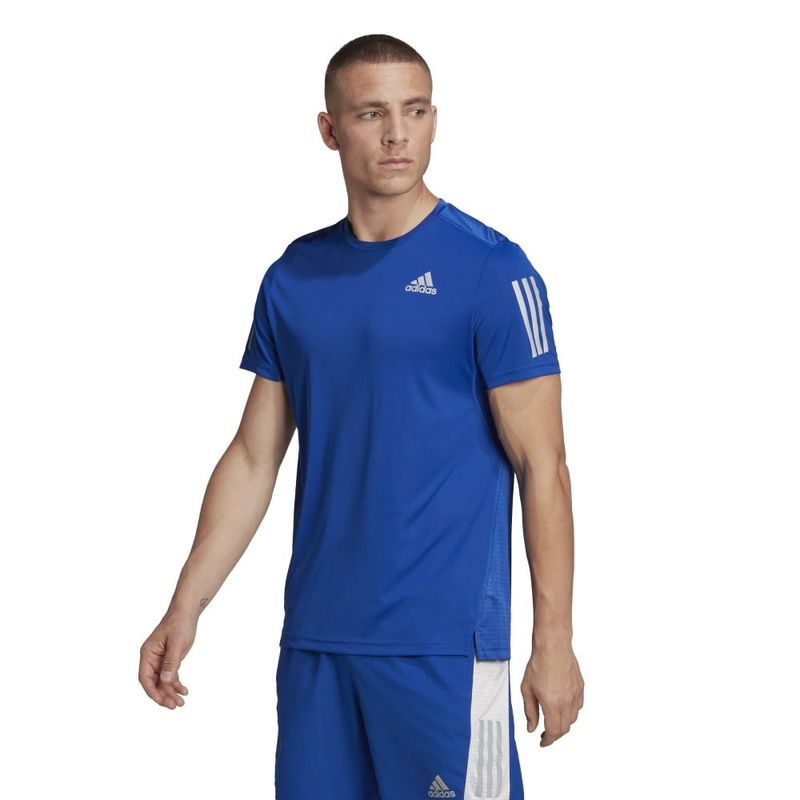 Camiseta-Manga-Corta-adidas-para-hombre-Own-The-Run-Tee-para-correr-color-azul.-Frente-Sobre-Modelo