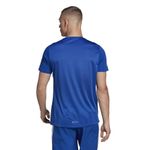 Camiseta-Manga-Corta-adidas-para-hombre-Own-The-Run-Tee-para-correr-color-azul.-Reverso-Sobre-Modelo