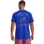 Camiseta-Manga-Corta-under-armour-para-hombre-Ua-Run-Anywhere-Tee-V2-para-correr-color-azul.-Reverso-Sobre-Modelo