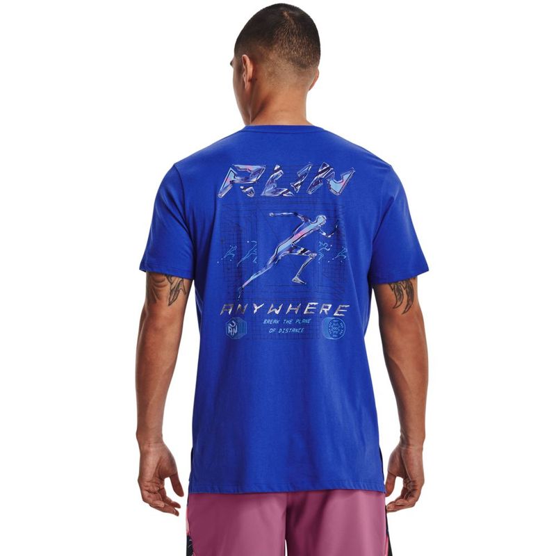 Camiseta-Manga-Corta-under-armour-para-hombre-Ua-Run-Anywhere-Tee-V2-para-correr-color-azul.-Reverso-Sobre-Modelo