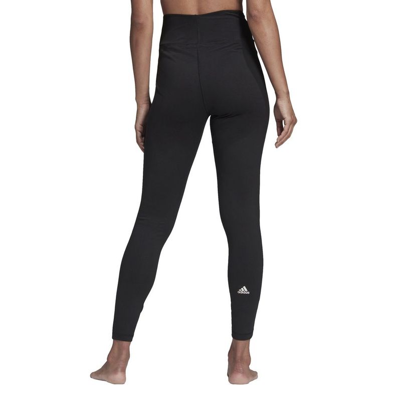 Licra-adidas-para-mujer-Yoga-Tight-para-entrenamiento-color-negro.-Reverso-Sobre-Modelo