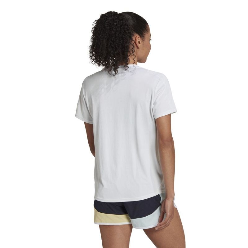 Camiseta-Manga-Corta-adidas-para-mujer-Run-It-Tee-W-para-correr-color-blanco.-Reverso-Sobre-Modelo
