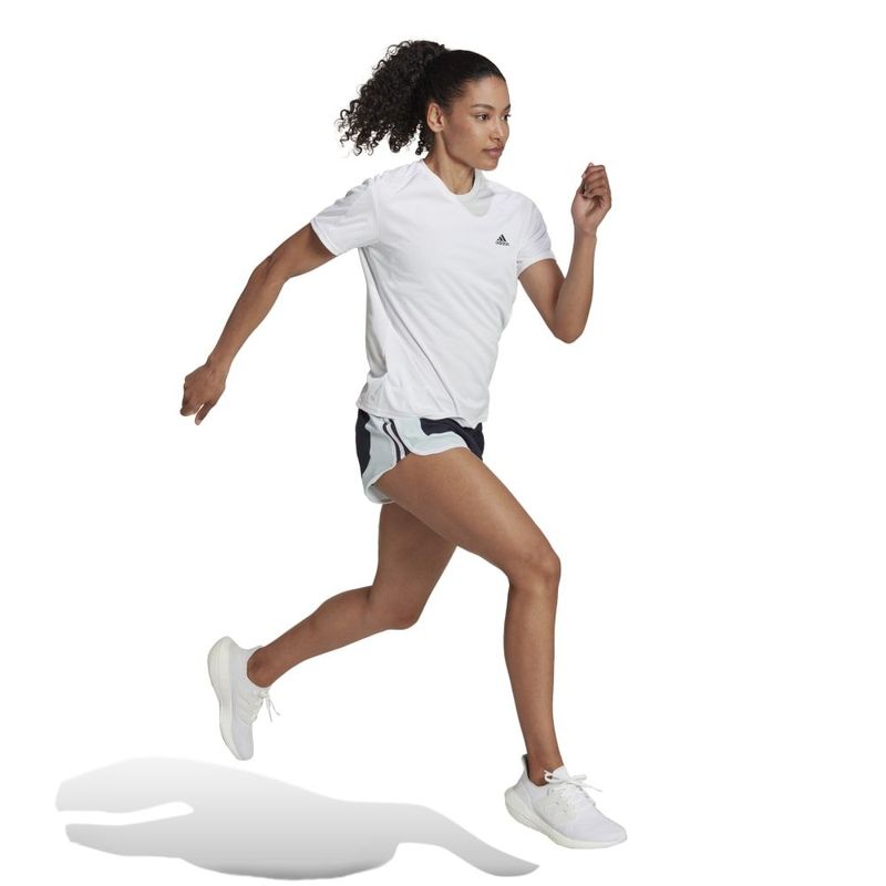 Camiseta-Manga-Corta-adidas-para-mujer-Run-It-Tee-W-para-correr-color-blanco.-Modelo-En-Movimiento
