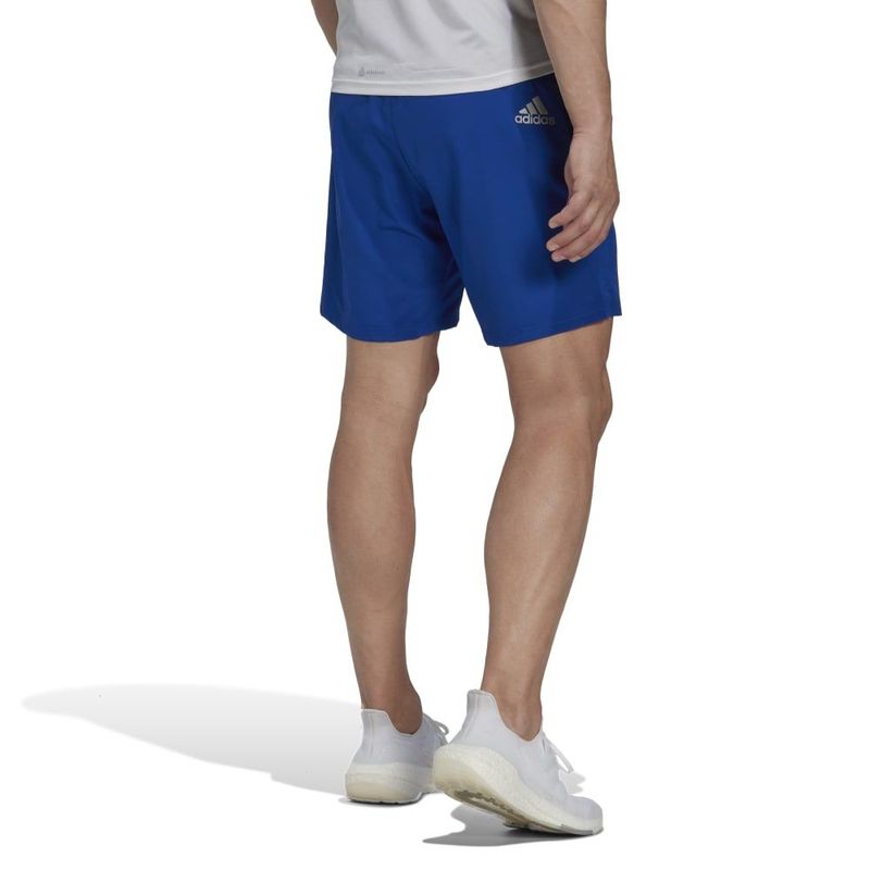 Pantaloneta-adidas-para-hombre-Run-It-Short-M-para-correr-color-azul.-Reverso-Sobre-Modelo