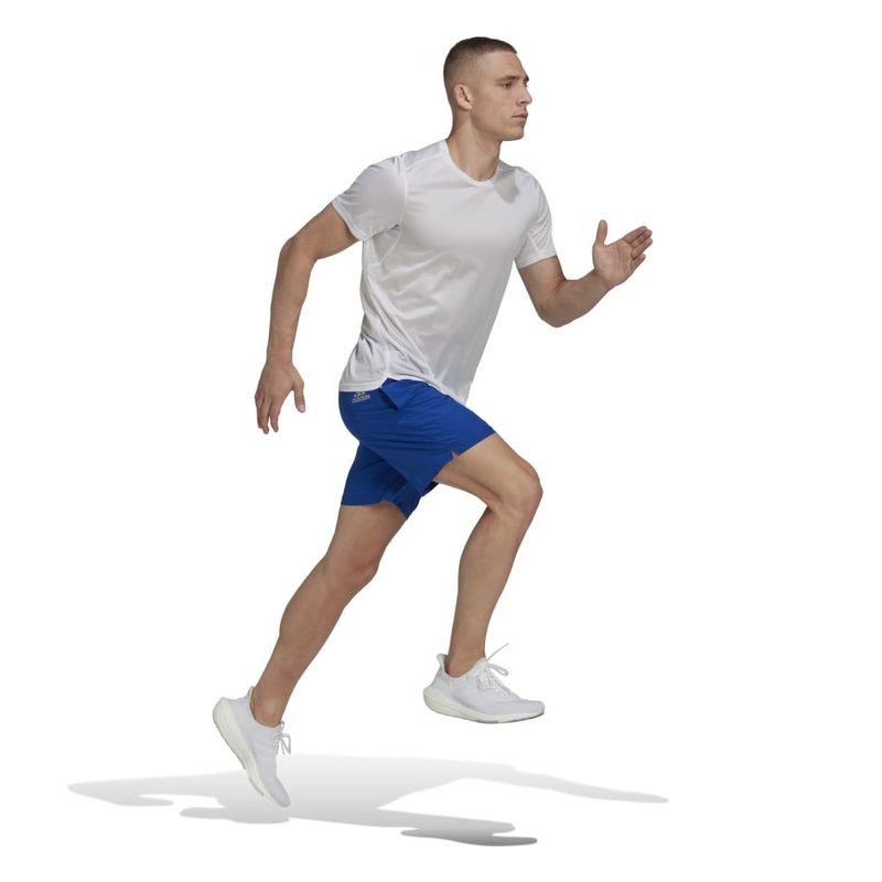 Pantaloneta-adidas-para-hombre-Run-It-Short-M-para-correr-color-azul.-Modelo-En-Movimiento