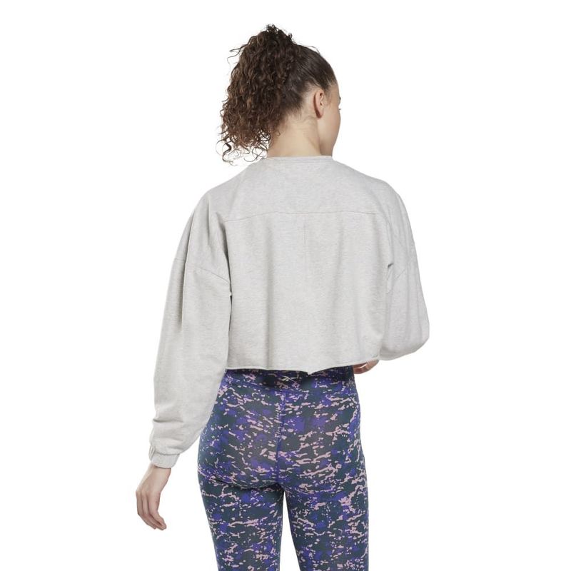 Chaqueta-reebok-para-mujer-Modern-Safari-Coverup-para-entrenamiento-color-gris.-Reverso-Sobre-Modelo