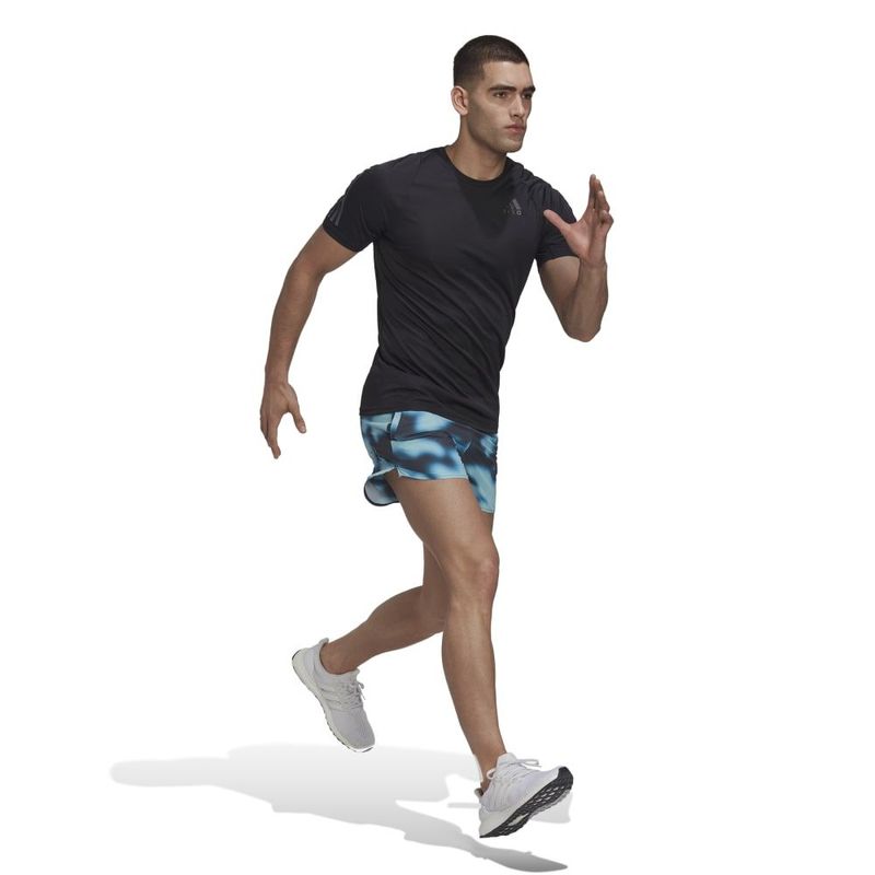Pantaloneta-adidas-para-hombre-Run-Icons-Short-para-correr-color-multicolor.-Modelo-En-Movimiento