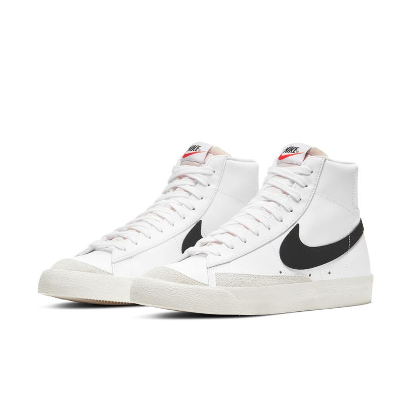 Tenis-nike-para-hombre-Blazer-Mid--77-Vntg-para-moda-color-blanco.-Par-Alineados