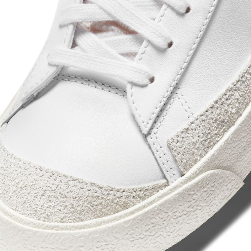 Tenis-nike-para-hombre-Blazer-Mid--77-Vntg-para-moda-color-blanco.-Detalle-1