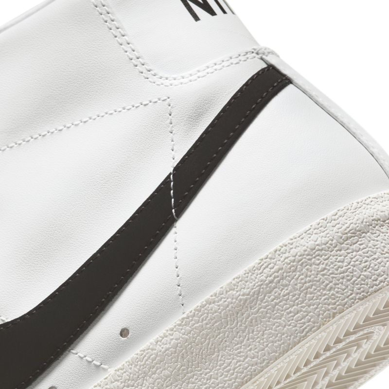 Tenis-nike-para-hombre-Blazer-Mid--77-Vntg-para-moda-color-blanco.-Detalle-2