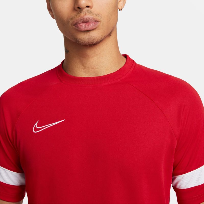 Camiseta-Manga-Corta-nike-para-hombre-M-Nk-Df-Acd21-Top-Ss-para-futbol-color-rojo.-Zoom-Frontal-Sobre-Modelo