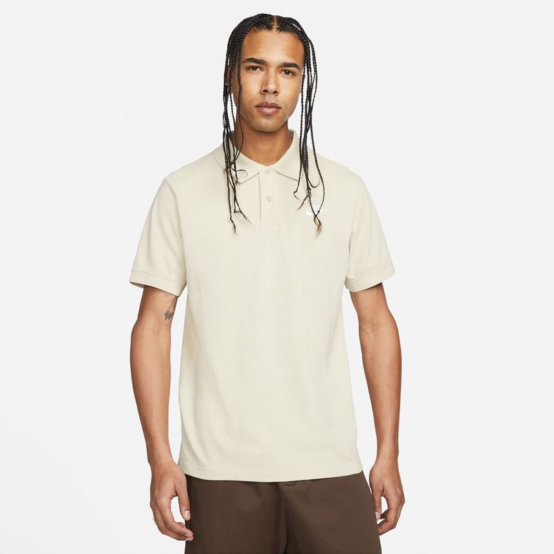 Camiseta-Manga-Corta-nike-para-hombre-M-Nsw-Spe-Polo-Matchup-Pq-para-moda-color-cafe.-Frente-Sobre-Modelo