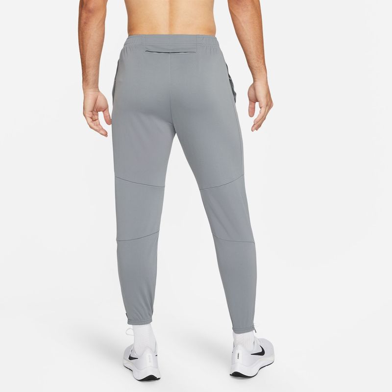 Pantalon-nike-para-hombre-M-Nk-Df-Chllgr-Knit-Pant-para-correr-color-negro.-Reverso-Sobre-Modelo