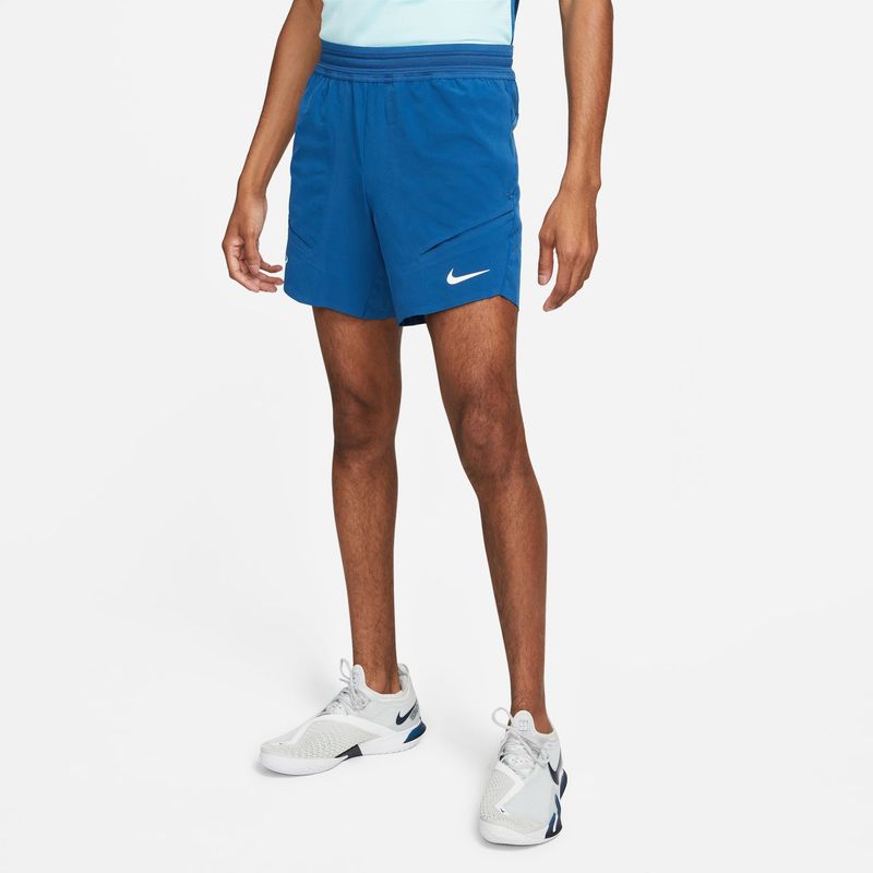 Pantaloneta-nike-para-hombre-Rafa-M-Nkct-Dfadv-Short-7In-para-tenis-color-azul.-Frente-Sobre-Modelo