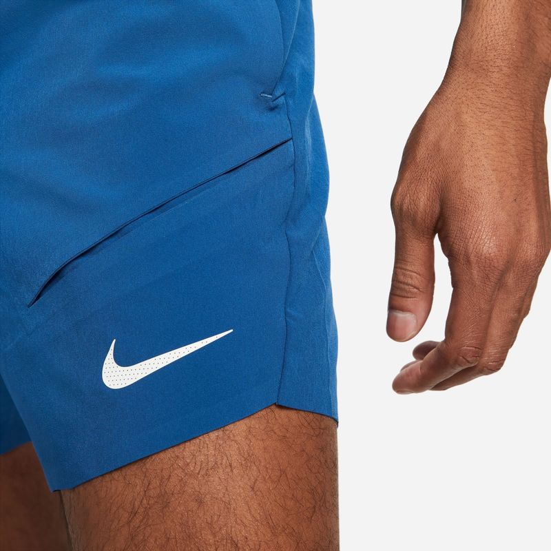 Pantaloneta-nike-para-hombre-Rafa-M-Nkct-Dfadv-Short-7In-para-tenis-color-azul.-Sobre-Modelo