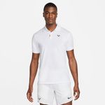 Camiseta-Manga-Corta-nike-para-hombre-The-Nike-Polo-Df-Rafa-Slim-para-tenis-color-blanco.-Frente-Sobre-Modelo