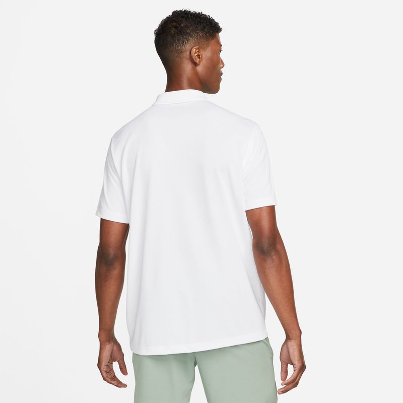 Camiseta-Manga-Corta-nike-para-hombre-M-Nkct-Df-Polo-Solid-para-tenis-color-blanco.-Reverso-Sobre-Modelo