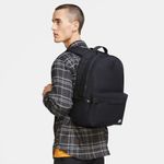 Morral-nike-para-hombre-Nk-Sb-Icon-Bkpk---Fa21-para-moda-color-negro.-Sobre-Modelo