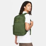Morral-nike-para-hombre-Nk-Elmntl-Bkpk---Lbr-para-moda-color-verde.-Sobre-Modelo