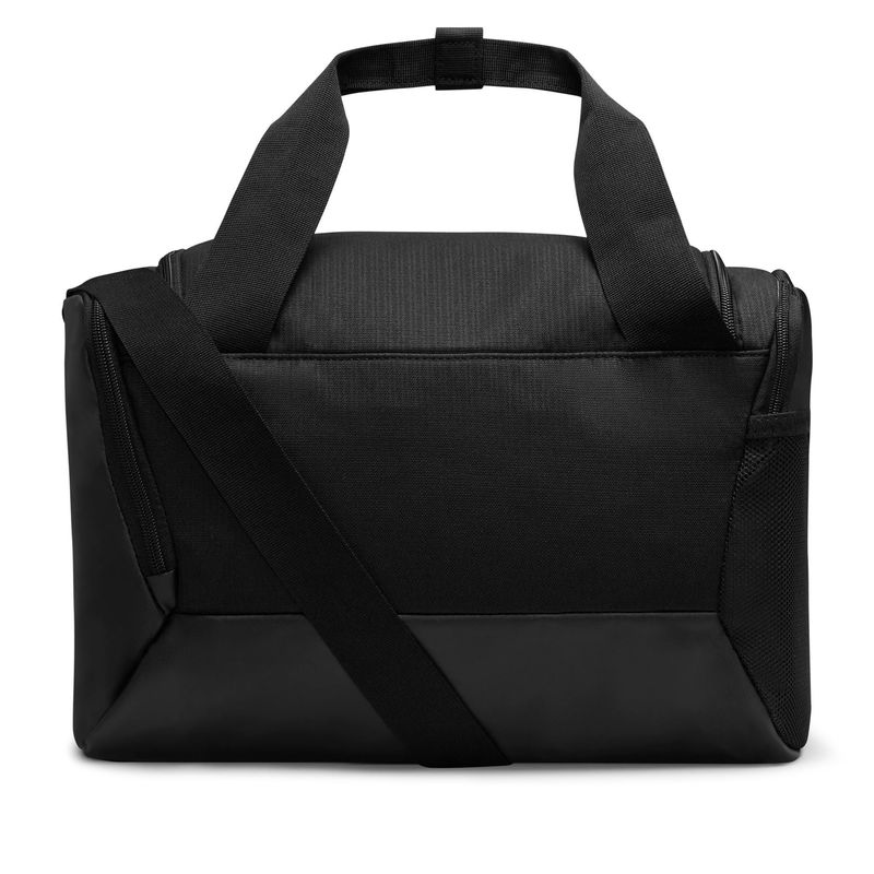 Maletin-nike-para-hombre-Nk-Brsla-Xs-Duff---9.5--25L--para-entrenamiento-color-negro.-Reverso-Sobre-Modelo