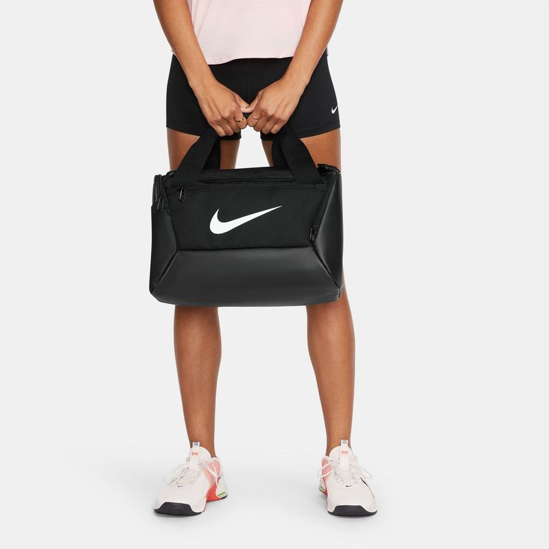 Maletin-nike-para-hombre-Nk-Brsla-Xs-Duff---9.5--25L--para-entrenamiento-color-negro.-Sobre-Modelo