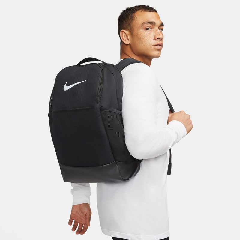 Morral-nike-para-hombre-Nk-Brsla-M-Bkpk---9.5--24L--para-entrenamiento-color-negro.-Sobre-Modelo