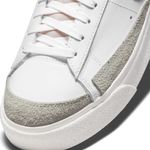 Tenis-nike-para-mujer-W-Blazer-Low-Platform-para-moda-color-blanco.-Detalle-1