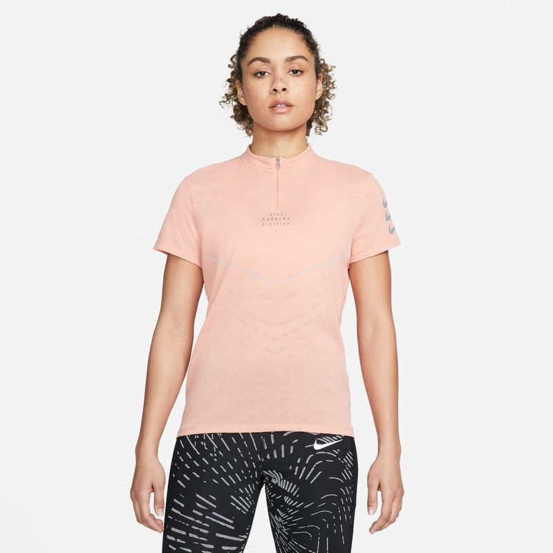 Camiseta-Manga-Corta-nike-para-mujer-W-Nk-Dfadv-Run-Dvn-Eng-Ss-Top-para-correr-color-naranja.-Frente-Sobre-Modelo