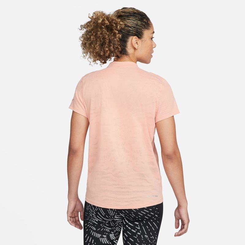 Camiseta-Manga-Corta-nike-para-mujer-W-Nk-Dfadv-Run-Dvn-Eng-Ss-Top-para-correr-color-naranja.-Reverso-Sobre-Modelo