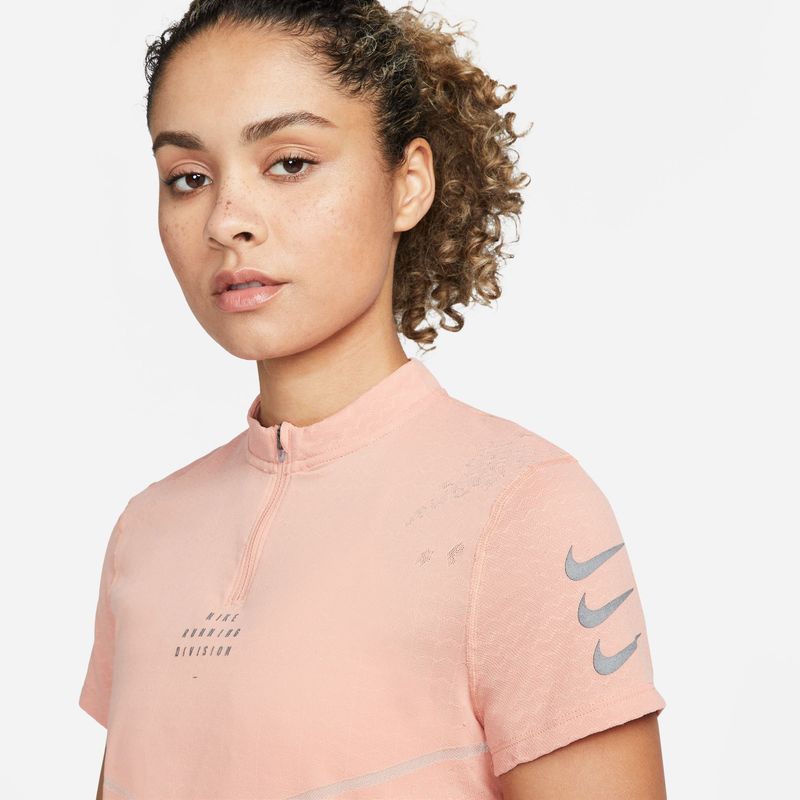 Camiseta-Manga-Corta-nike-para-mujer-W-Nk-Dfadv-Run-Dvn-Eng-Ss-Top-para-correr-color-naranja.-Zoom-Frontal-Sobre-Modelo