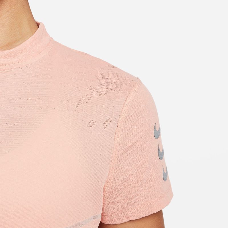 Camiseta-Manga-Corta-nike-para-mujer-W-Nk-Dfadv-Run-Dvn-Eng-Ss-Top-para-correr-color-naranja.-Detalle-Sobre-Modelo-1