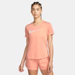 Camiseta-Manga-Corta-nike-para-mujer-W-Nk-Swoosh-Run-Ss-Top-para-correr-color-naranja.-Frente-Sobre-Modelo