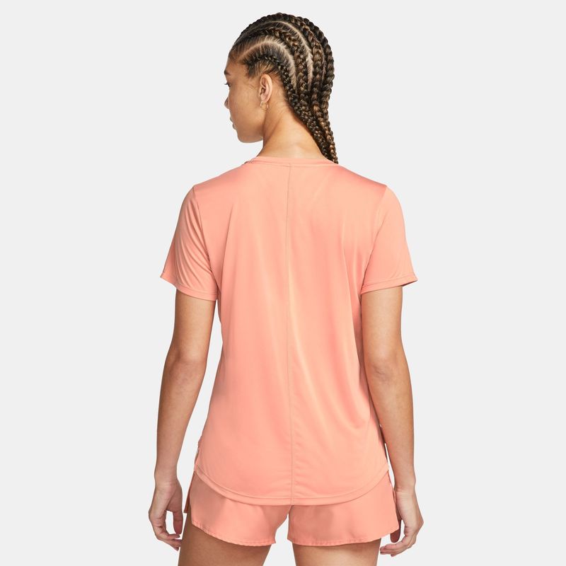 Camiseta-Manga-Corta-nike-para-mujer-W-Nk-Swoosh-Run-Ss-Top-para-correr-color-naranja.-Reverso-Sobre-Modelo