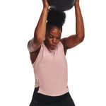 Camiseta-Manga-Sisa-under-armour-para-mujer-Ua-Rush-Tank-para-entrenamiento-color-rosado.-Modelo-In-Action
