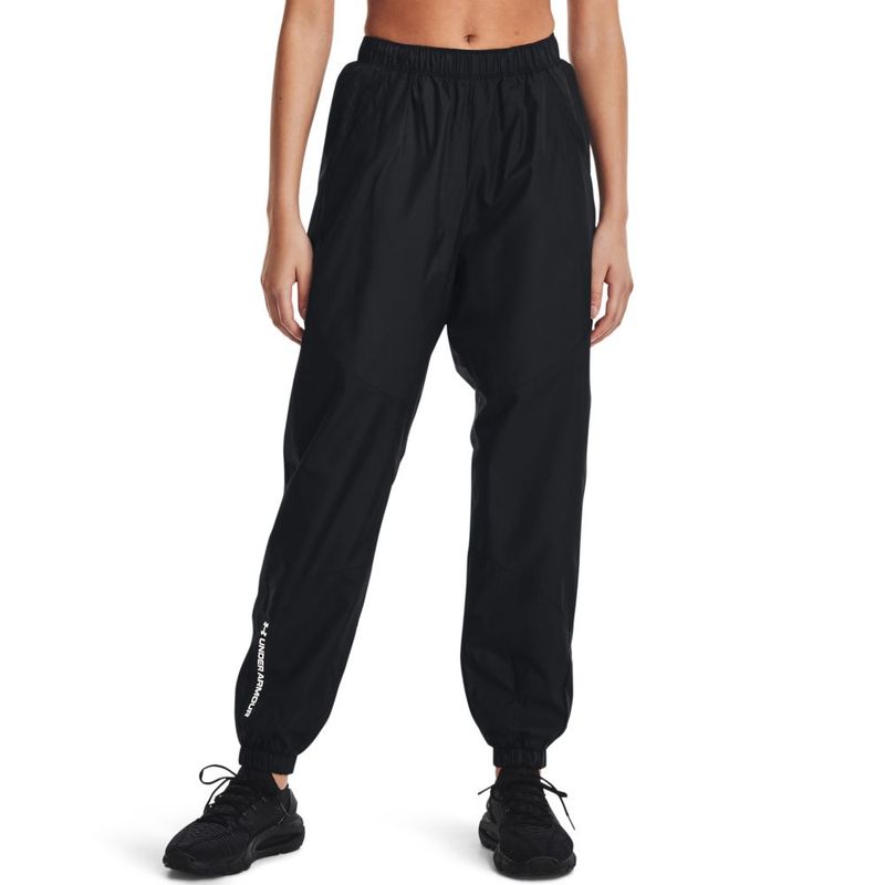 Pantalon-under-armour-para-mujer-Ua-Rush-Woven-Pant-para-entrenamiento-color-negro.-Frente-Sobre-Modelo