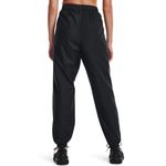 Pantalon-under-armour-para-mujer-Ua-Rush-Woven-Pant-para-entrenamiento-color-negro.-Reverso-Sobre-Modelo