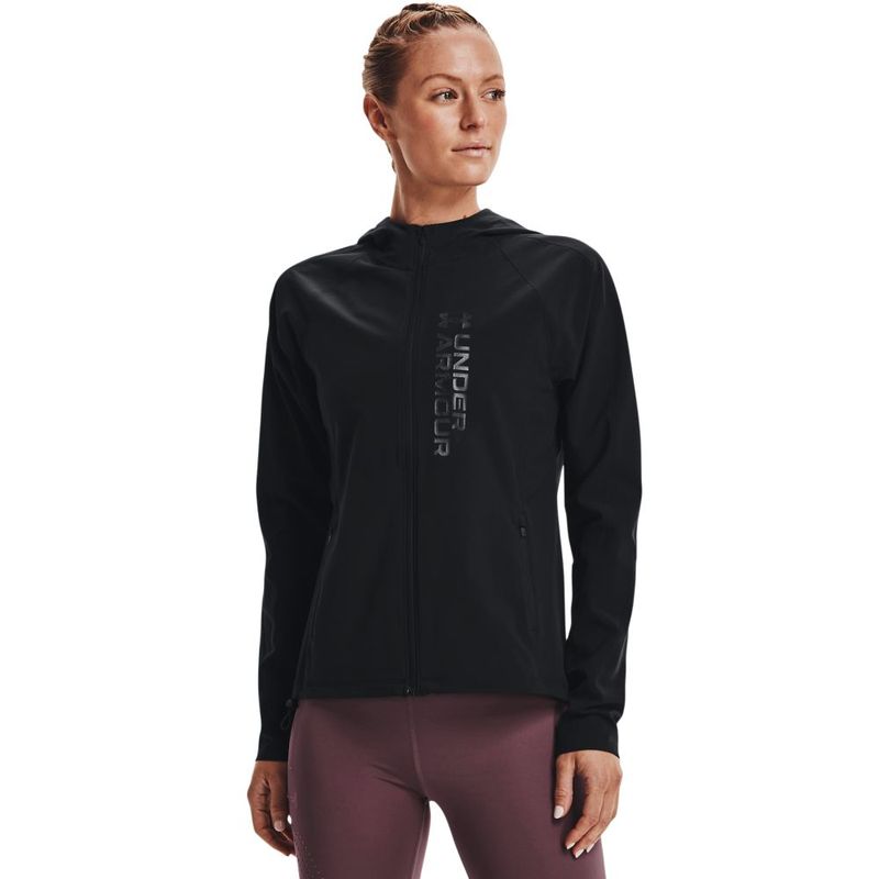 Chaqueta-under-armour-para-mujer-Ua-Outrun-The-Storm-Jkt-para-correr-color-negro.-Frente-Sobre-Modelo