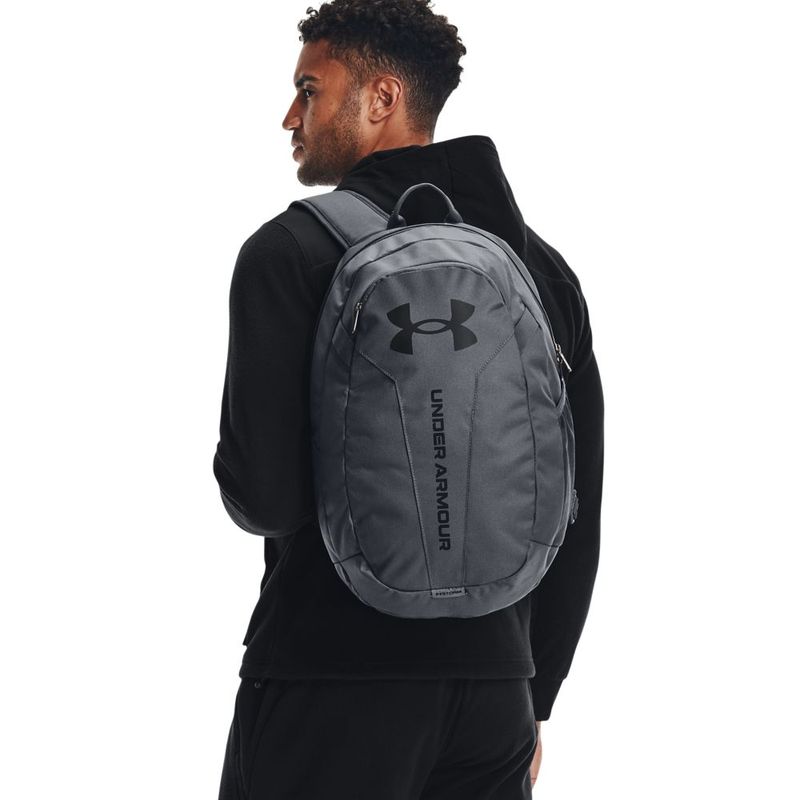 Morral-under-armour-para-hombre-Ua-Hustle-Lite-Backpack-para-entrenamiento-color-negro.-Reverso-En-Modelo