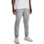 Pantalon-under-armour-para-hombre-Sportstyle-Tricot-Jogger-para-entrenamiento-color-morado.-Frente-Sobre-Modelo