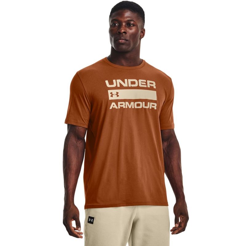 Camiseta-Manga-Corta-under-armour-para-hombre-Ua-Team-Issue-Wordmark-Ss-para-entrenamiento-color-cafe.-Frente-Sobre-Modelo