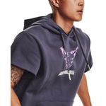 Camiseta-Manga-Larga-under-armour-para-hombre-Ua-Pjt-Rck-Rvl-Flc-Cap-Hdy-para-entrenamiento-color-morado.-Modelo-In-Action