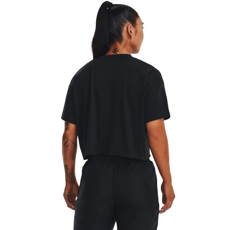 Camiseta-Manga-Corta-under-armour-para-mujer-Ua-Pjt-Rck-Ss-Crop-para-entrenamiento-color-negro.-Reverso-Sobre-Modelo