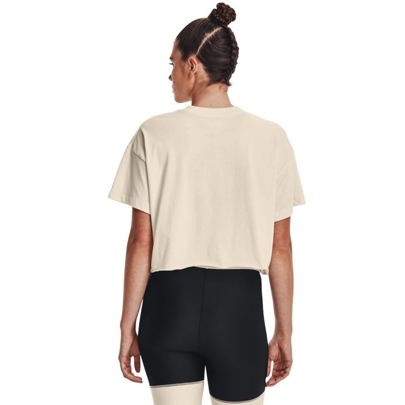 Camiseta-Manga-Corta-under-armour-para-mujer-Ua-Pjt-Rck-Ss-Crop-para-entrenamiento-color-blanco.-Reverso-Sobre-Modelo
