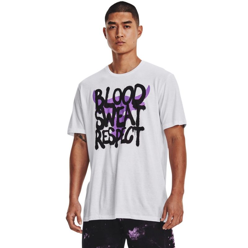 Camiseta-Manga-Corta-under-armour-para-hombre-Ua-Pjt-Rock-Q3-Payoff-Ss-2-para-entrenamiento-color-blanco.-Frente-Sobre-Modelo